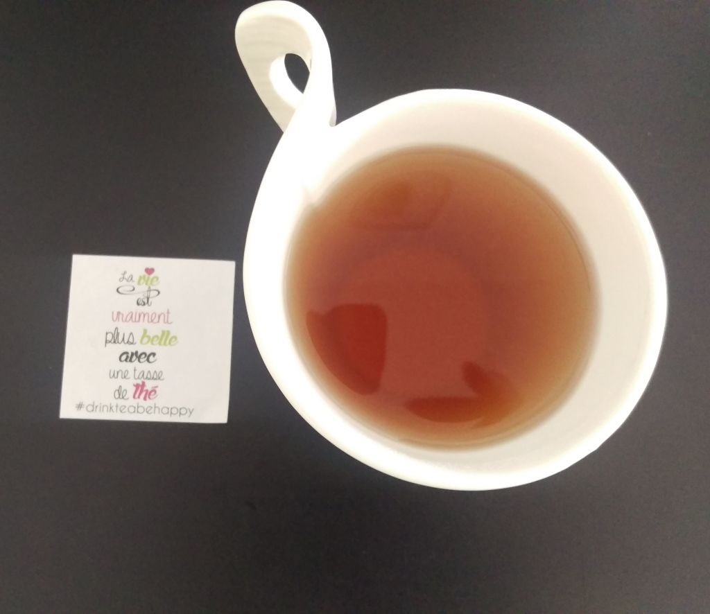 « Drink tea, be happy. » By Chakai.